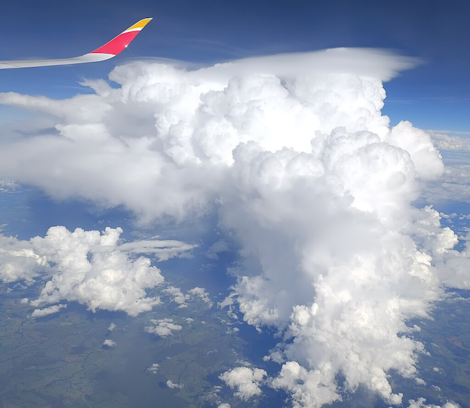 Photo captures cumulonimbus outside an aircraft window